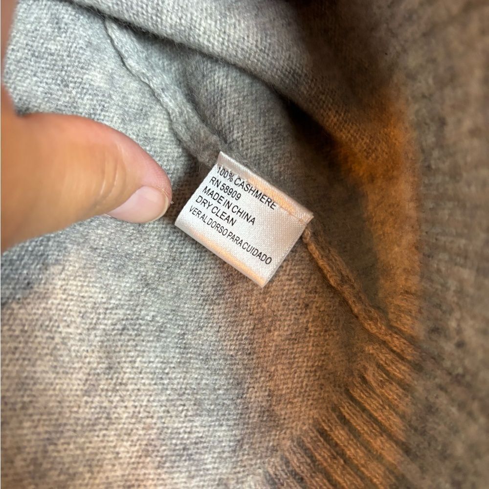 100% Cashmere Women's Sweater - Picture 2 of 4